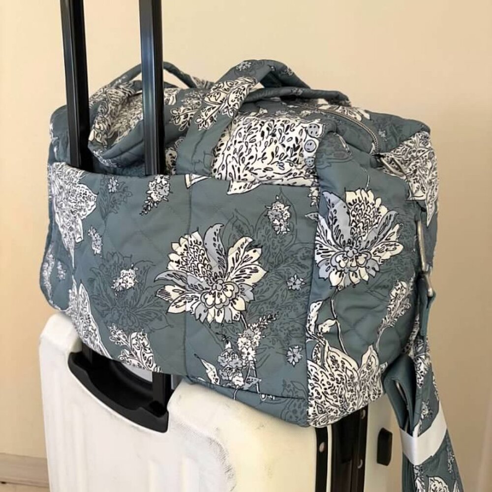Vera Bradley Medium Travel Duffel Bag in performance twill Tiger Lily Blue-NWT - Picture 5 of 6